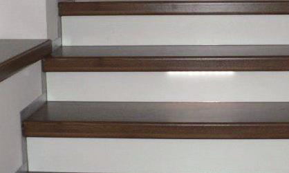 Standardně jsou k tomu používány laminátové pásky dodávané v šířce dle velikosti schodové hrany (65