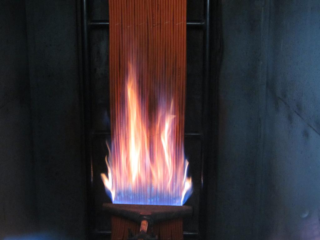 Ke zkušebnímu kabelu se přiloží jeden plynový Bunsenův hořák, jehož plamen se stanovenou teplotou se nechá působit po stanovenou dobu odpovídající