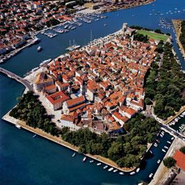 34 1. Trogir 1 románské historické jádro města Turistické sdružení města Trogir Trg Pape Ivana Pavla II. br. 1 21220 Trogir Tel.: +385 (0)21 885 628 E-mail: tzg-trogira@st.t-com.hr www.tztrogir.