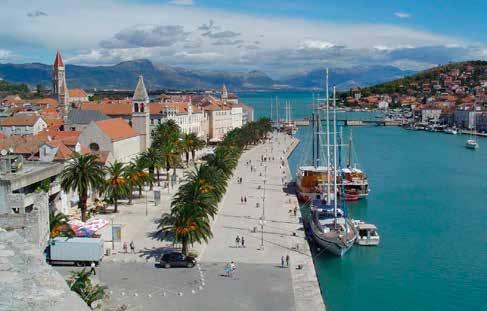 Chorvatsko Dalmácie Trogir > Split 30 km > letiště 7 km TROGIR Městečko ležící asi 30 km od Splitu.