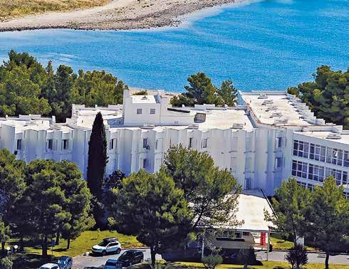 kompas doporučuje Solaris Beach Resort Beach Hotel JAKOV 3* Poloha: v turistickém resortu Solaris, uprostřed zeleně bezprostředně u pláže, v blízkosti hotelu Andrija, do Šibeniku několik