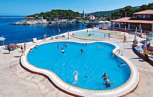 Vitality Hotel PUNTA 4 Poloha: hotel se nachází v TK Punta, podél pobřeží, v blízkosti městečka Veli Lošinj. Poloha: hotel se nachází v TK Punta, podél pobřeží, v blízkosti městečka Veli Lošinj. Pláž: kamenitá, částečně oblázková, betonová, lehátka a slunečníky na pláži již v ceně.