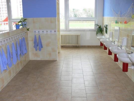 Ke všem třídám patří prostorné a barevně sladěné sociální zařízení, které vyhovuje hygienickým požadavkům.