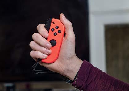 Pokud se o jeden Joy-Con podělíte s