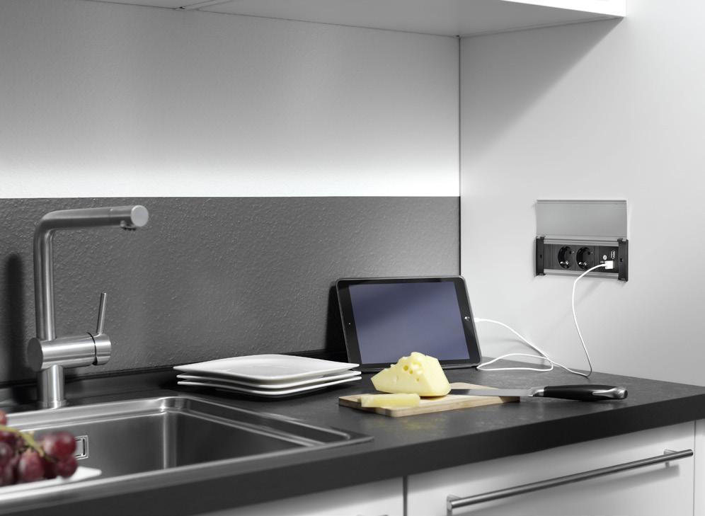 BACHMANN KAPSA KAPSA Kombinace modularity a minimalismu KAPSA je designová minimalistická forma zásuvkové jednotky, která je koncipována pro kuchyně, kanceláře a další prostory.