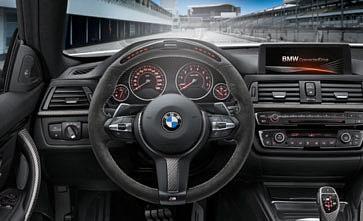 Černá fólie na boční prahy Jsou sladěné s designem vozu a zdůrazňují jeho individualistický a sportovní vzhled. S logem BMW M Performance.