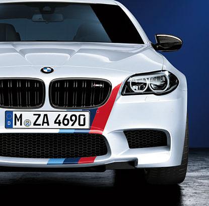 Fólie na boční prahy Kvalitní černé fólie s nápisem BMW M Performance a logem BMW M zdůrazňují dynamický charakter bočních prahů.