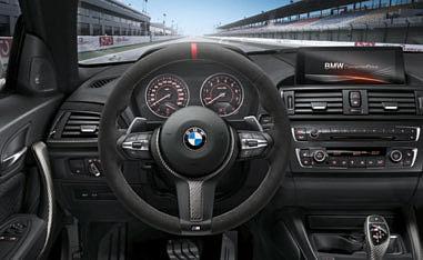 8" brzdová soustava Odlehčené sportovní brzdové kotouče s vnitřním chlazením a brzdové třmeny BMW M Performance v červené, žluté nebo oranžové barvě. S logem BMW M.