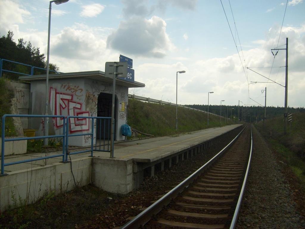 V daném úseku se nachází celkem 3 přepravní stanoviště zastávka Řípec (viz obrázek 3), zastávka Mnich a nákladiště se zastávkou Děbolín.