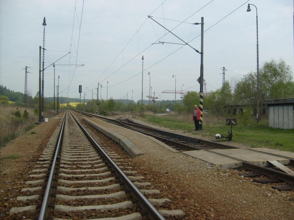 Obrázek 6: Výhybna Velký Ratmírov Na tratí Veselí nad Lužnicí Jindřichův Hradec se nachází celkem 27 úrovňových křížení s pozemními komunikacemi. Velká část přejezdů je vybavena pouze I. stupněm.