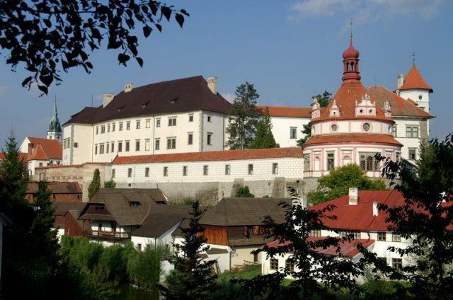 Město Jindřichův Hradec leží v jihovýchodních Čechách přesně na patnáctém poledníku, který protíná farní kostel Nanebevzetí Panny Marie s přilehlou vysokou