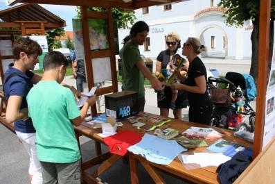 Naučně osvětová akce MY TŘEBOŇÁCI TŘÍDIT UMÍME byla zaměřena na snižování podílu recyklovatelných částí odpadu v komunálním odpadu a kvalitnějším vytřídění jednotlivých složek separovaných komodit.