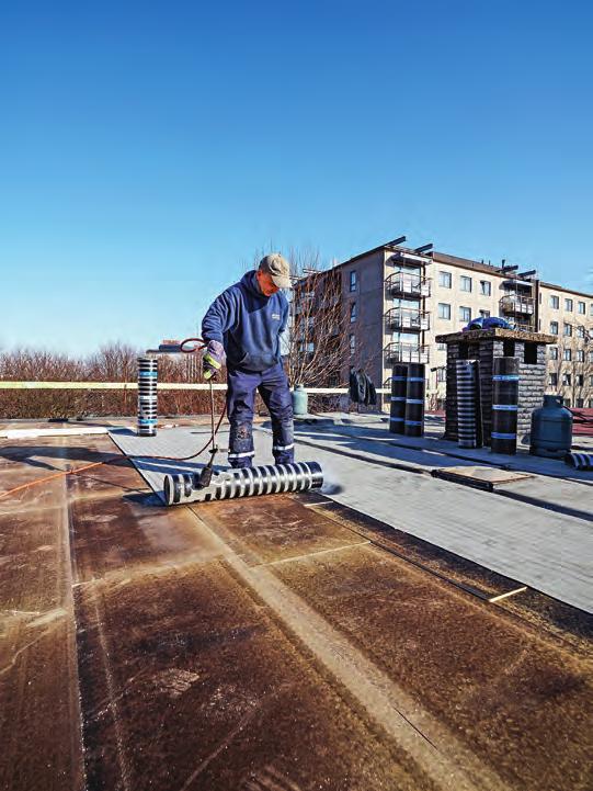 UTHERM Flat Roof PIR BG tapered je vysoce výkonná izolační deska z PIR ve formě tvrdé pěny vyráběná se sklonem a 0 mm. Deska zahrnuje potah z bitumenové sklenéné tkaniny.
