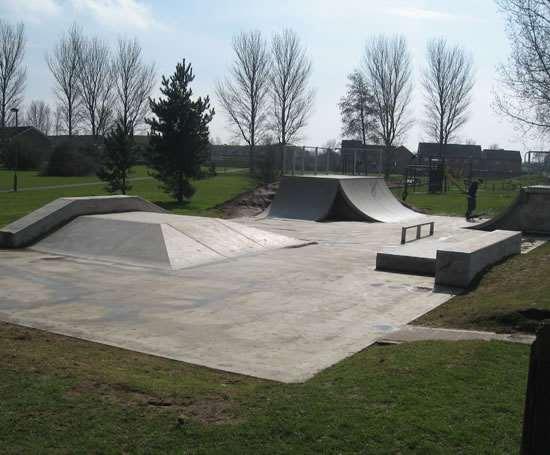 4.Skatepark Umístění pod víceúčelovým hřištěm. Rozloha dle možností cca 300 m2.