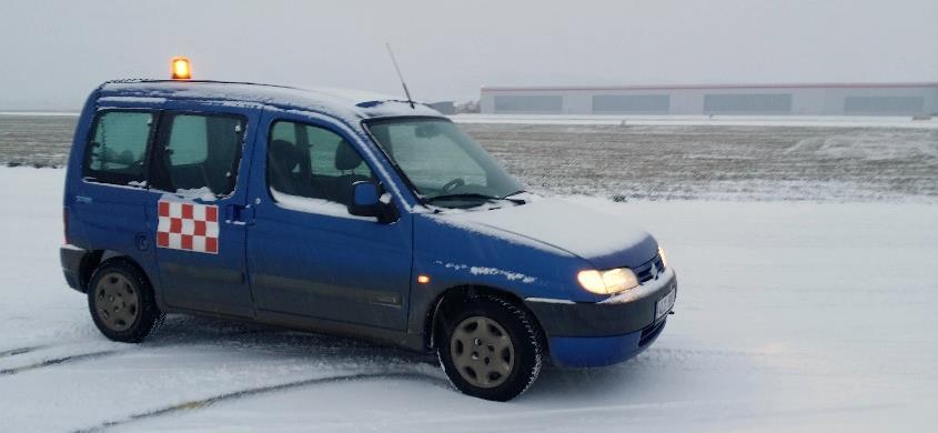 TXTOVÁ ČÁST o Na komunikacích, kde není svislým nebo vodorovným dopravním značením určeno jinak, musí řidič dát přednost v jízdě MMP přijíždějícímu zprava (pravidlo pravé ruky).