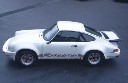 Porsche 911 Carrera RS 3.0 designem modernizované G-série řady 911, ale také širšími pneumatikami s rozšířenými blatníky, které je měly za úkol pojmout.