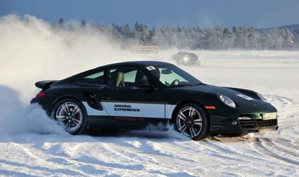 Porsche World Roadshow Snow & Ice 2011 Fascinující přitažlivost Porsche vyvedená do extrému. V krajině nekonečného ledu. Porsche World Roadshow Snow & Ice 2011 ve Finsku.