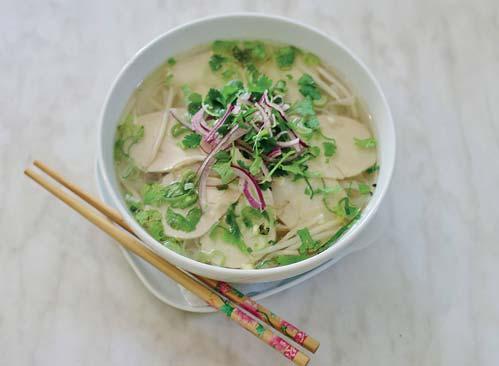 Pho - nudlová polévka / noodle soup 45 Pho ga - silný vývar s plochými rýžovými nudlemi a kuřecím 110 Kč