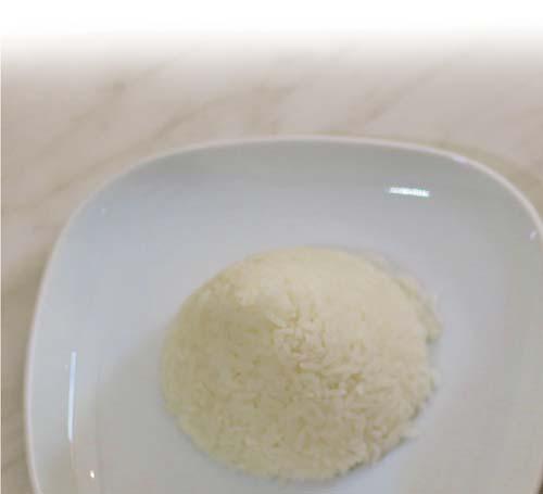Hliněný hrnec s rýží / clay pot with rice 94 Tofu na kari dušená na thajský způsob 105 Kč Thai curry tofu cooked in a