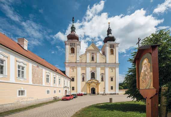 Marie Karmelské pozdně barokní poutní areál nad obcí Kostelní Vydří (mariánské poutní místo). Dačice Státní zámek Dačice a zámecký park, Starý zámek, kostel sv.