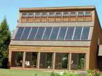 2.3 Solární kolektory Solární tepelný kolektor je zařízení určené k pohlcení slunečního záření a jeho přeměně na tepelnou energii, která je předávána teplonosné látce odváděné z kolektoru.