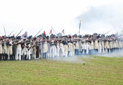 Bitevní ukázka pod kopcem Santon za účas cca 1000 vojáků v dobových uniformách, 60 koní a 15 děl letos připomene střetnu na severním úseku bojiště a zranění francouzského generála Roger-Valhuberta.