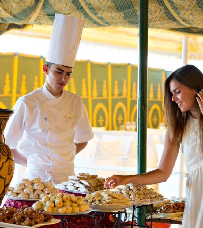 Restaurace Hlavní restaurace Tato velká restaurace má prostornou krytou terasou, kde si můžete vychutnat lahodnou snídani a vynikající mezinárodní kuchyni z bufetu ve večerních hodinách.