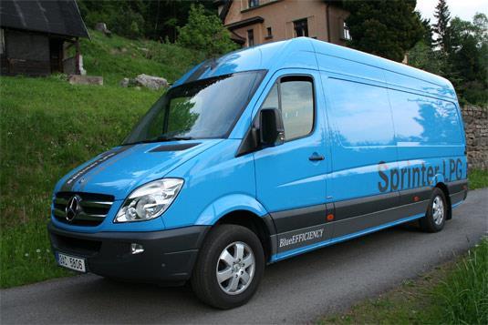 Obrázek 22 Mercedes-Benz Sprinter 316 LGT (HYBRIDCZ, 2006) Podle HYBRIDCZ (2006) se jedná o dodávku, která disponuje objemem 14 m 3 nákladového prostoru s užitečným zatížením 1200 kg.