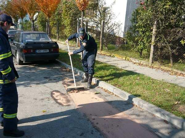 Reosorb je skrbení drť vyrobená drcením hydrofobních sorpčních koberců, je skladný a velmi lehký. Má vysokou sorpční schopnost, 5 kg tohoto materiálu zachytí až 77.5 litru kapaliny.