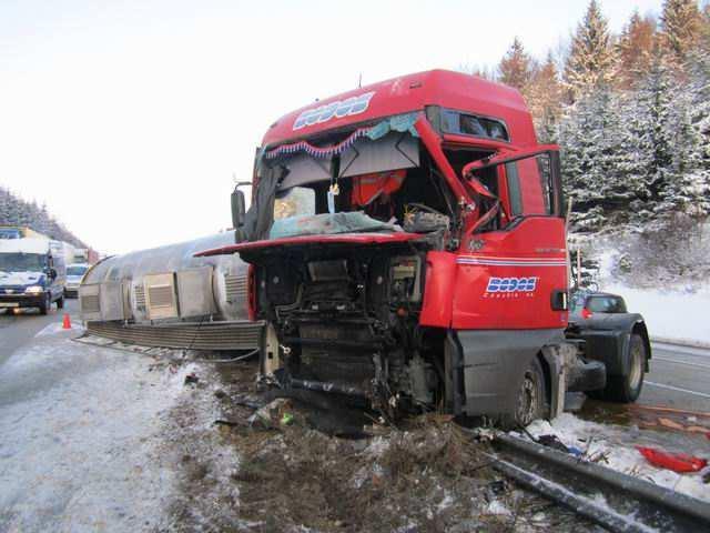 12.12.2012 na 108 km dálnice D1 došlo k nehodě dvou nákladních vozidel a cisterny, která se bokem převrátila přes středová svodidla.