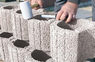 První řadu tvarovek uložíme do zavlhlé betonové směsi základu. 4. 5. 6.