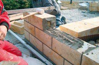 Sloupková tvarovka může mít na spodní straně betonovou skořepinu. 4. 5. 6. Betonovou skořepinu před osazením prorazíme.