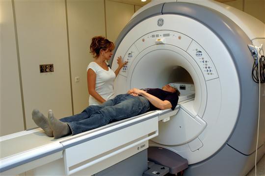 Přístroj, kterým děláme toto vyšetření, se nazývá MR tomograf.