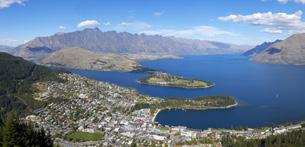 Budova školy se nachází v centru Queenstown na Shotover Street, v blízkosti obchodů, restaurací, pošty, bank a dalších služeb.