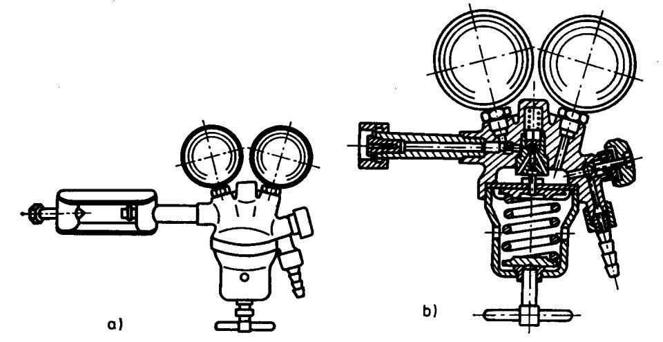 Vysokotlaký manometr 1, zvaný obsahový, udává tlak plynu v láhvi, nízkotlaký 2, nazývaný pracovní, slouží ke kontrole nastavené hodnoty pracovního tlaku. obr.