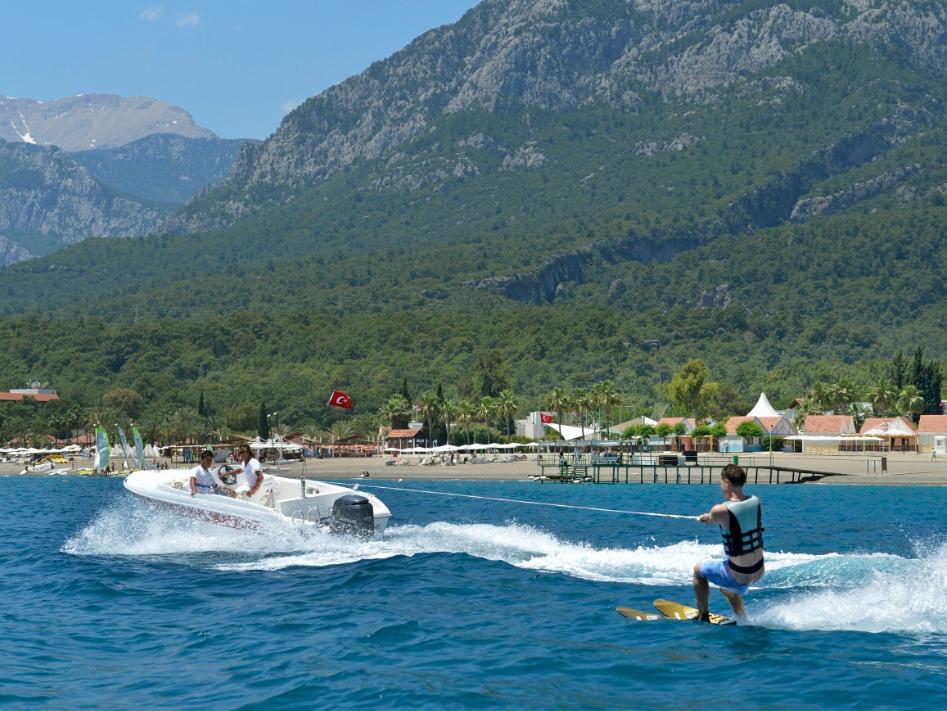 Akademie vodních sportů Sportovní akademie poskytnou to nejlepší vybavení a prostředky pro nadšence vodního lyžování a wakeboardingu.