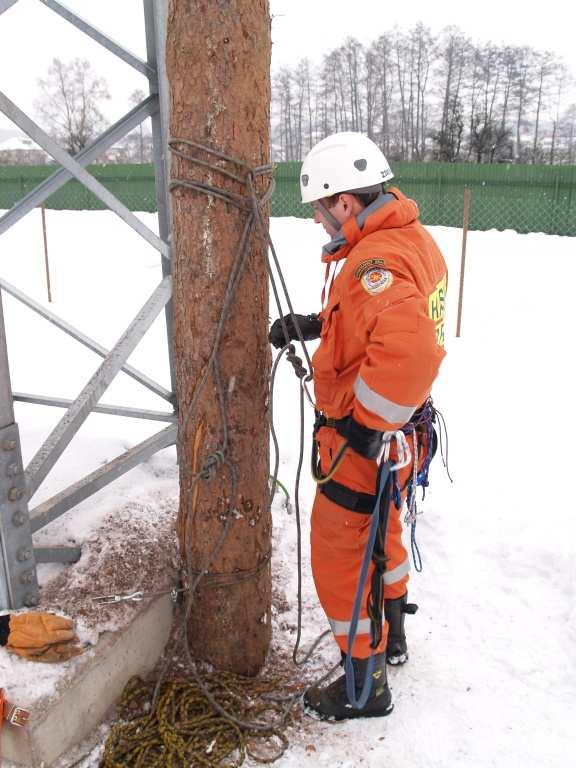 5. Nouzové možnosti výstupu na strom Pokud není lezecká skupina vybavena speciálními stupačkami na stromy, podmínky na místě zásahu nedovolí výstup na strom přehozením lana, nebo pomocí postupového