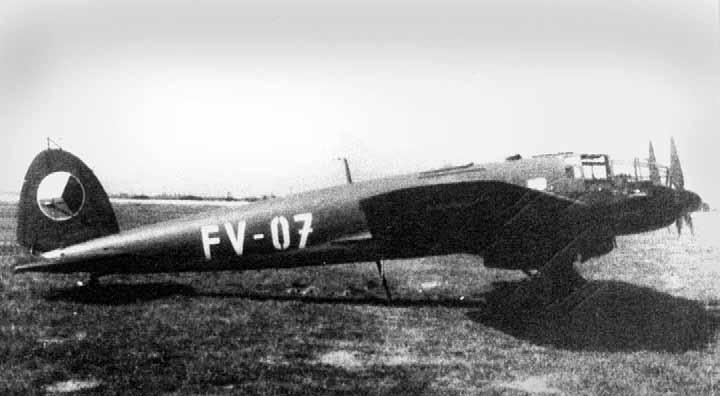 Letoun LB-77 (Heinkel He 111H) se znaky příslušnosti FV-07 z