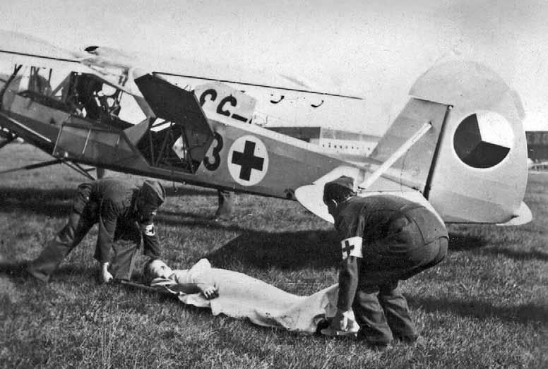 Kurýrní letoun Fieseler Fi 156 (K-65) v sanitní úpravě, pravděpodobně z výzbroje 1.