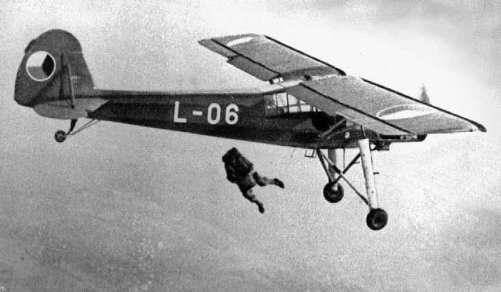 Výsadkář opustil kurýrní letoun Fieseler Fi 156 (K-65) se znaky