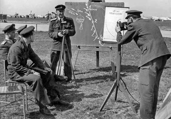 Ukázková předstartovní příprava pilotů jednoho ze stíhacích leteckých pluků.