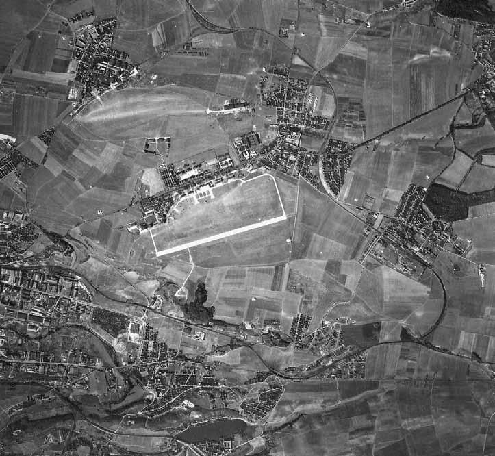 V horní části snímku je nad kbelským letištěm vidět letňanské letiště, které využíval jak