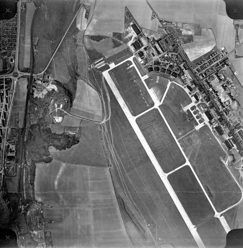 1951 1968 Celkový (letecký) pohled na kbelské letiště v roce 1963. Na ploše letiště jsou znatelné letouny Li-2, Av-14 a Il-28.