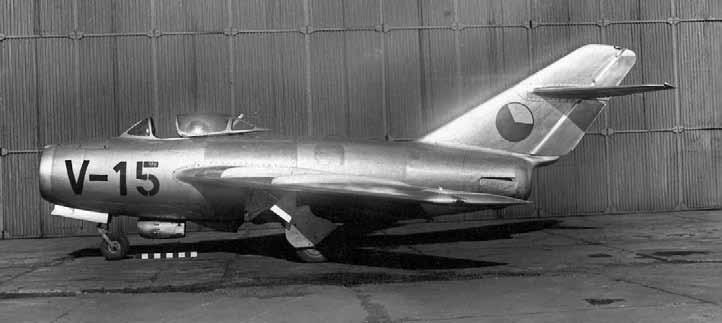 1951 1968 Letoun MiG-15T s výrobním číslem 141306 a znaky příslušnosti V-15 během zkoušek v Leteckém výzkumném ústavu.