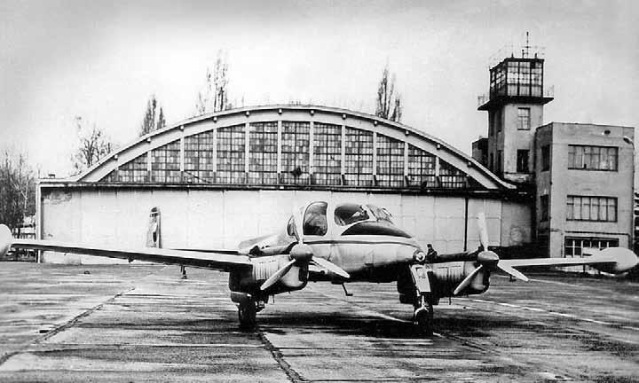 1969 1989 Spojovací letoun L-200D s výrobním číslem 171125 a evidenčním číslem 1125 před původním civilním hangárem číslo 1. Letoun postupně létal u 7. leteckého oddílu, 50.