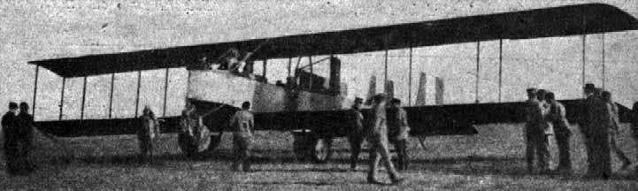 V pozadí stojí italský letoun Caproni Ca.3 italské vojenské mise.