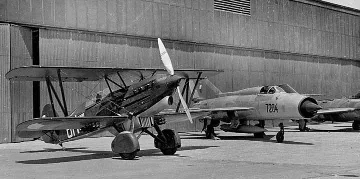 49011 a poznávací značkou OK-DMO. Replika předválečného stíhacího letounu Avia B.