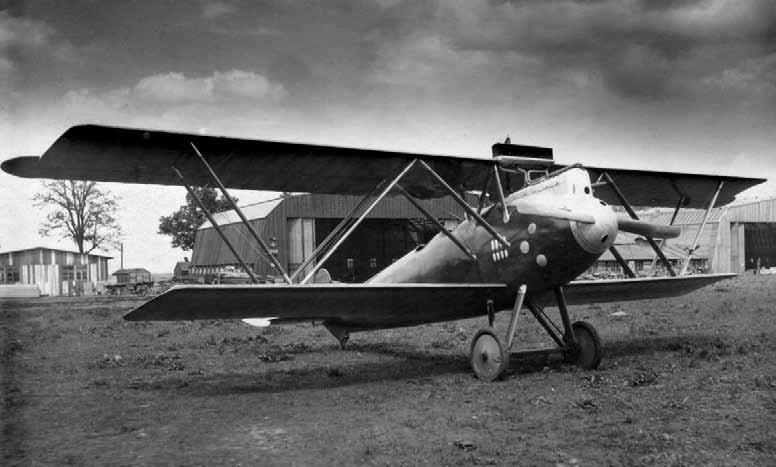 První prototyp letounu Šmolík Š.A. (v sérii označený Šm.1) před hangáry Wagner číslo 4 a 5.