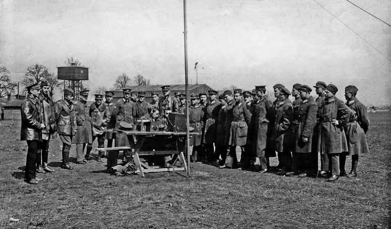 Vojáci sledují ukázku činnosti pozemní radiostanice.
