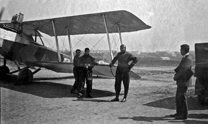 1918 1938 Skupina pilotů před školním letounem Letov Š.10 z výzbroje Leteckého pluku 1.